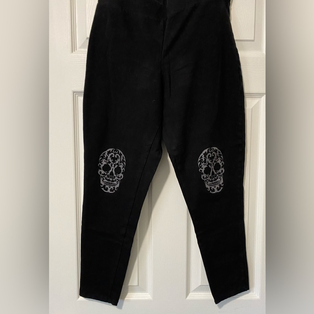 leggings with skull design knee caps